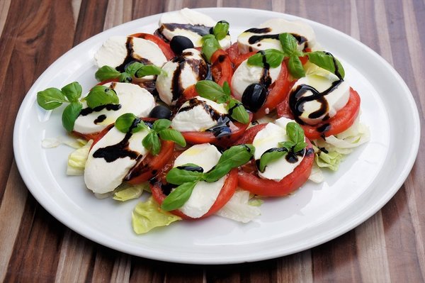 9 Salat Caprese ( Salat mit Tomate , Mozzarella , Basilikum )